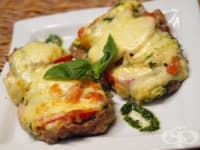 Пържоли с домати, сос песто и тиквички