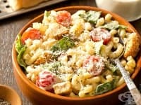 Салата Цезар с макарони, сьомга и пармезан