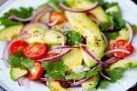 Салата от авокадо с чери домати и лук