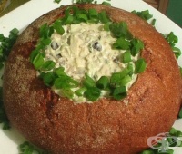 Салата от херинга с гъби и сос в хлебна купа