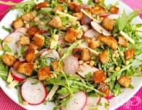 Салата от репички с рукола и крутони