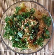 Салата от сурови тиквички с магданоз, сусам и сос