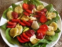 Салата от ягоди със спанак, пържен банан и меден сос