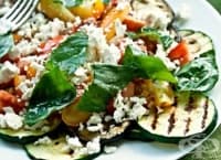 Салата от зеленчуци на скара със сирене и ароматен дресинг