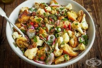 Салата с аншоа и хрупкава чабата