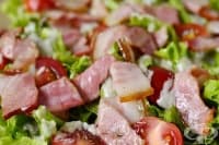 Салата от чери домати и маруля с парченца бекон и сос от синьо сирене