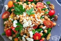 Салата от зелен боб с нахут, орехи и сирене