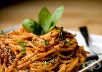 Спагети в сметанов с орехи и чесън