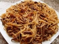 Спагети с пилешко в млечен сос с лук