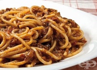 Спагети в доматен сос с нахут и чесън