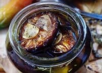 Сушени сини сливи с мащерка и чесън