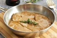 Крехки пържоли на тиган с масло, къри, мед и лимон