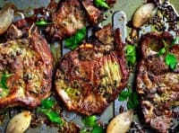 Крехки свински пържоли с чесън и магданоз