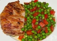 Свински пържоли с грах и червена чушка