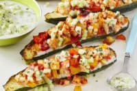 Лодки от тиквички с кефирен таратор