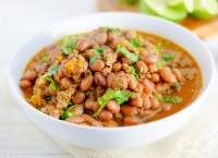 Задушен боб с агнешко в бира