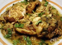 Задушено пиле с лук и чесън