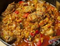 Задушено свинско с праз и вино