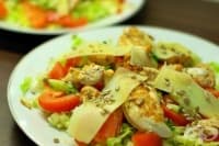 Зеленчукова салата с пилешко филе, кашкавал и меден дресинг