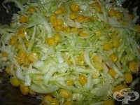 Зелева салата с царевица и чесън