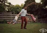 Защо не трябва да повдигаме детето за ръцете?