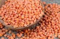 Направете си ексфолираща маска от алое, домат и червена леща
