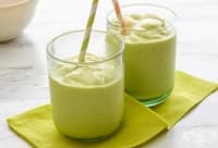 Консумирайте смути от бадемово мляко, авокадо и банан срещу стомашни киселини