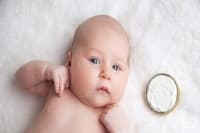 Направете домашен лосион за вашето бебе с какаово масло, масло от ший, зехтин и етерични масла