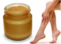Мажете разширените вени с мехлем от пчелен восък, зехтин и смола