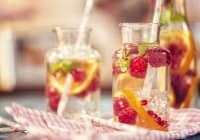 Направете си детоксикираща напитка от портокал и малини