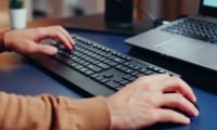 Как да избегнем болка в китката при работа с компютър