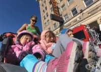 Синтия Арнолд подобри маратонски рекорд, бутайки количка с трите и деца