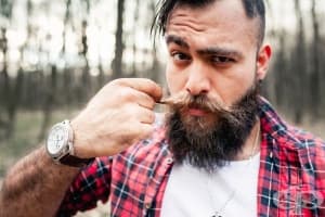 Мъж с брада има повече микроби, отколкото куче