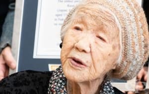 Шоколад и кафе – тайните за дълголетие от най-стария жив човек на Земята