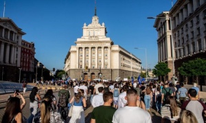 Депутатите решават за заплатите на лекарите през септември