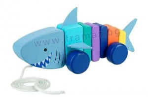 ДЪРВЕНА ИГРАЧКА ЗА ДЪРПАНЕ АКУЛА ORANGE TREE TOYS