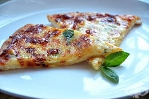 Пица с моцарела, пармезан, босилек и чесън