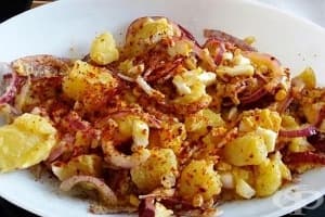 Салата от сварени картофи и яйца с лук и червен пипер