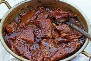 Свински ребра с лук и чесън в кленов сироп