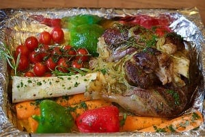 Печен агнешки бут с бяло вино и подправки