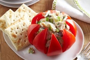 Ефектни пълнени домати с риба тон и орехи