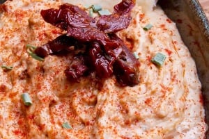 Дип със сушени домати и козе сирене