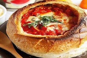 Доматена супа с лук и кашкавал в хлебна купа (на фурна)