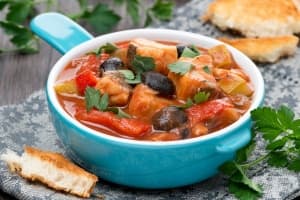 Задушено филе от треска със зеленчуци и маслини