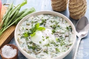 Хлебна супа с киселец и поширани яйца