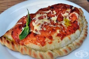 Калцоне с гъби, лук и доматен сос с риган