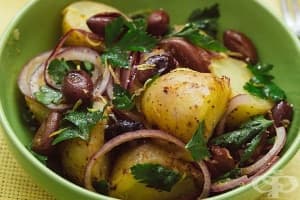 Картофена салата със сладък лук, маслини и червен пипер