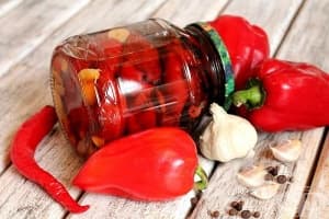 Консервирани пикантни червени чушки с мед и канела
