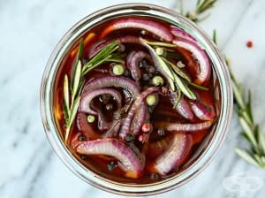 Бързо маринован червен лук