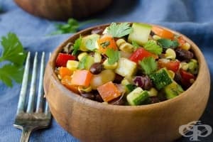 Мексиканска салата с тиквичка, боб и царевица